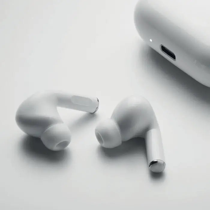 Casti abs tws albe wireless cu design ergonomic si accente metalice langa carcasa de incarcare compacta