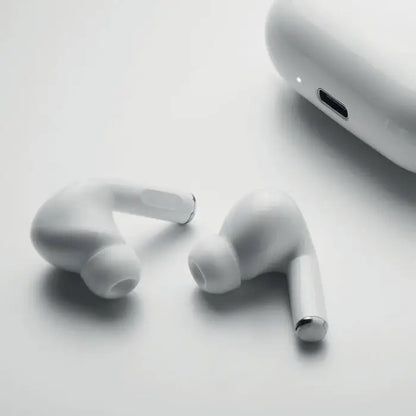 Casti abs tws albe wireless cu design ergonomic si accente metalice langa carcasa de incarcare compacta
