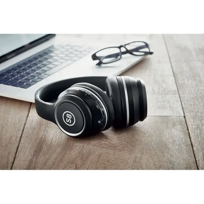 Casti over-ear wireless negre cu accent argintiu si logo circular pe cupa cu husa anc personalizabila