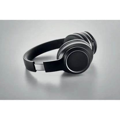Casti over-ear negre cu accente argintii, design modern minimalist si husa personalizabila cu tehnologie anc