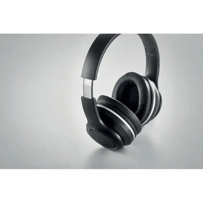 Casti over-ear negre cu design modern si detalii argintii pe cupa, cu functia anc personalizabil si husa