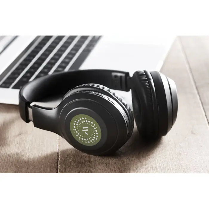 Casti fara fir negre over-ear wireless cu finisaj mat si sigla circulara verde masliniu pe cupa urechii