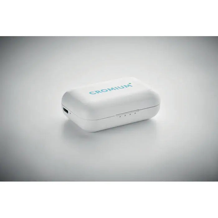 Cască wireless casti tws cu bază de încărcare albă chromium cu design minimalist și logo subtil albastru
