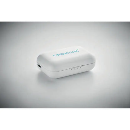 Cască wireless casti tws cu bază de încărcare albă chromium cu design minimalist și logo subtil albastru
