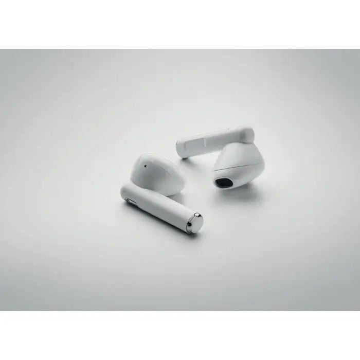 Casti TWS albe cu baze de incarcare, design minimalist si accente metalice pe tije