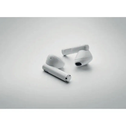 Casti TWS albe cu baze de incarcare, design minimalist si accente metalice pe tije