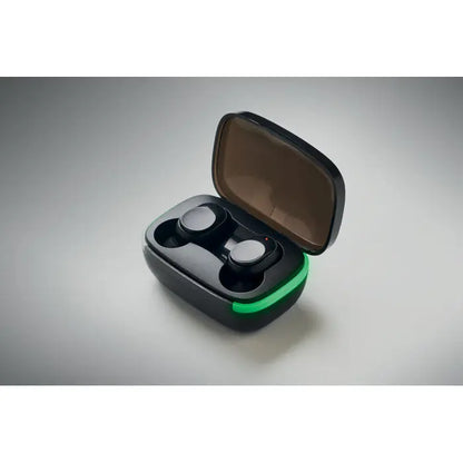 Casti tws negre wireless cu carcasa de incarcare eleganta si accent verde luminos pe lateral