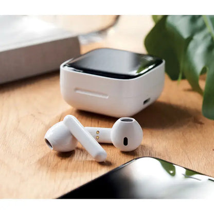 Casti tws wireless albe cu design minimalist si carcasa de incarcare solara cu capac lucios negru