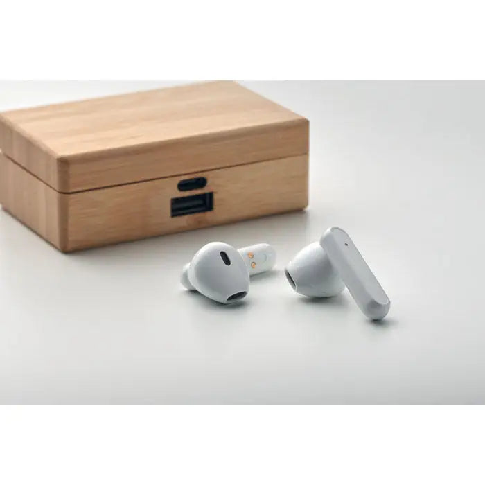 White wireless earbuds casti tws in carcasa din bambus cu design minimalist si finisaj mat neted