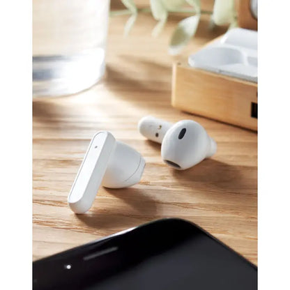 Casti tws albe wireless cu design minimalist si finisaj neted din plastic in carcasa din bambus
