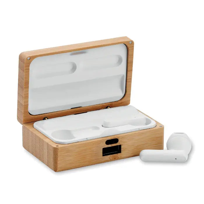 Casti tws wireless albe în carcasă din bambus cu port usb integrat și aspect de lemn deschis