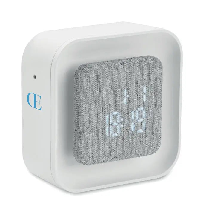 Ceas cu alarma alb patrat din abs rpet reciclat cu panou gri din material textil si afisaj led albastru la ora 18 19