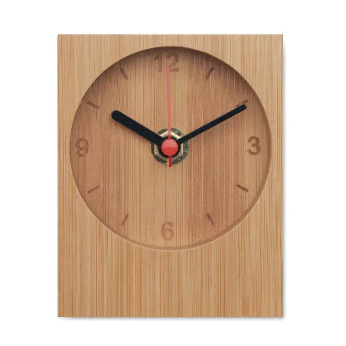 Ceas de masa din bambus patrat cu finisaj natural, ace negre pentru ora si minute, secundar rosu si cifre minimaliste