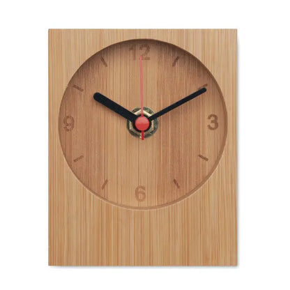 Ceas de masa din bambus patrat cu finisaj natural, ace negre pentru ora si minute, secundar rosu si cifre minimaliste