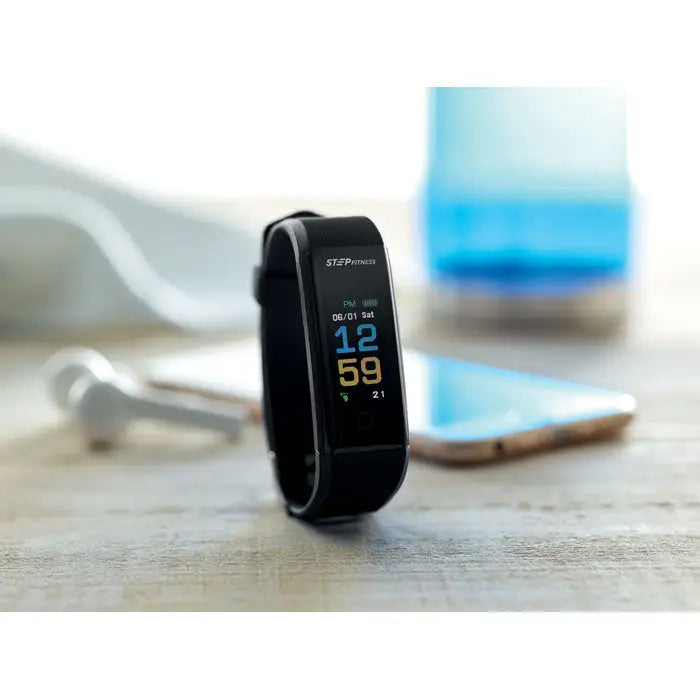 Ceas inteligent pentru sanatate black step fitness cu ecran digital colorat afisand ora si data in cifre albastre galbene si albe