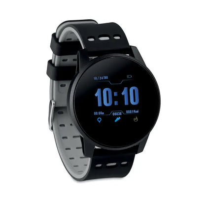 Ceas inteligent sport negru si gri cu ecran tactil circular afisand ora digitala albastra si metrici de fitness