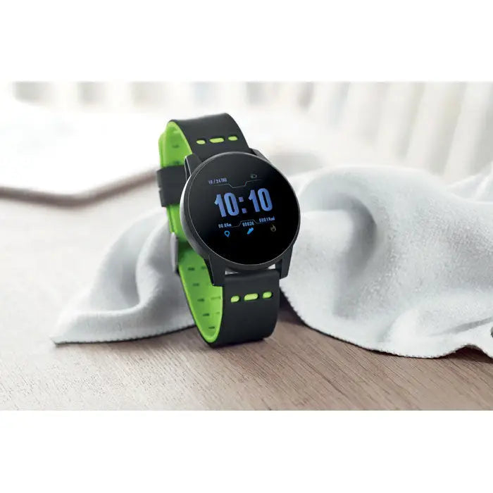 Ceas inteligent sport negru cu verde neon, ecran digital circular afisand ora si metrici fitness