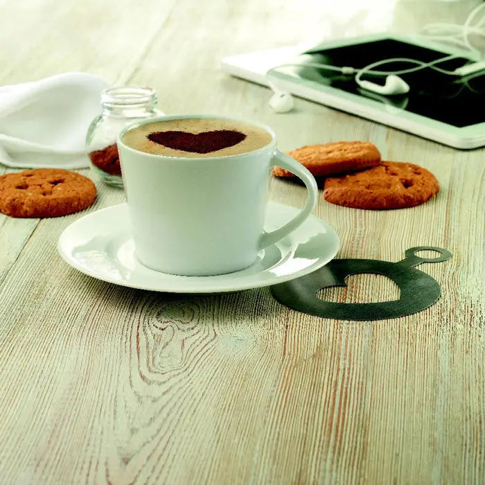 Ceasca si farfurie pentru cappuccino din portelan alb cu design inima de cacao pe spuma de lapte