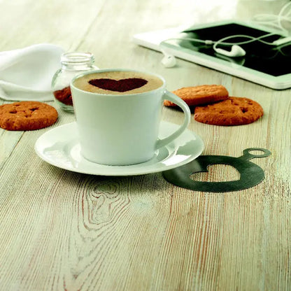 Ceasca si farfurie pentru cappuccino din portelan alb cu design inima de cacao pe spuma de lapte
