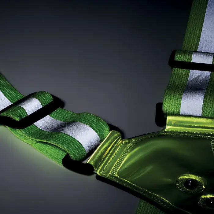 Centura de corp reflectorizanta cu led verde lime cu dungi albe reflectorizante si catarame negre din plastic