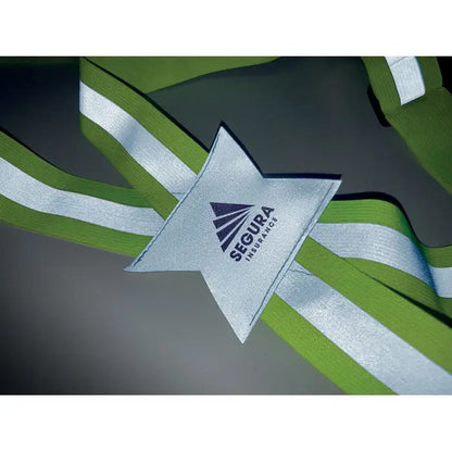 Centura reflectorizanta pentru corp cu patch argintiu in forma de stea si logo Segura pe panglica verde si argintie reflectorizanta