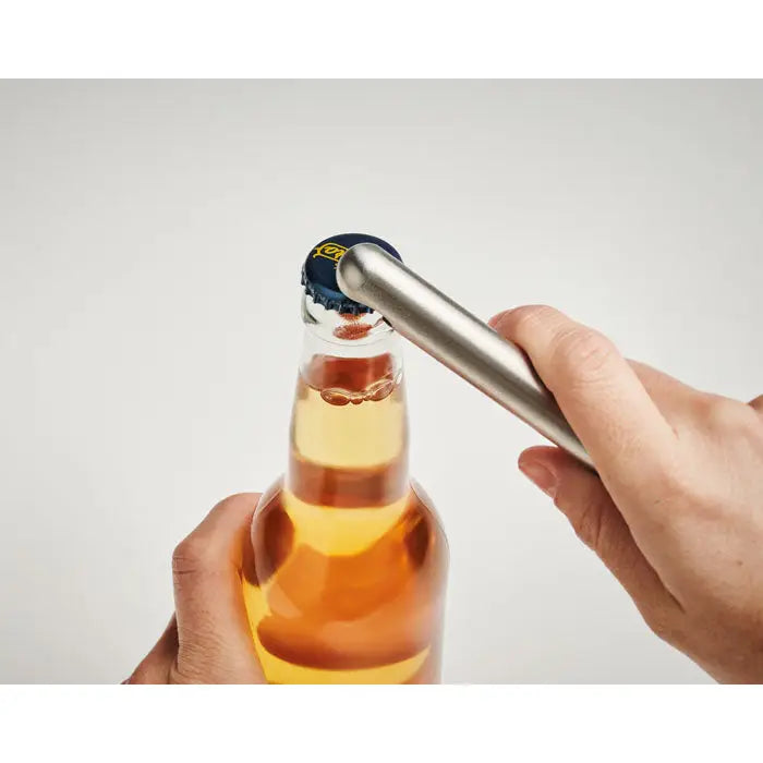 Deschizator de sticle chiller stick argintiu cilindric din metal folosit pentru deschiderea sticlelor