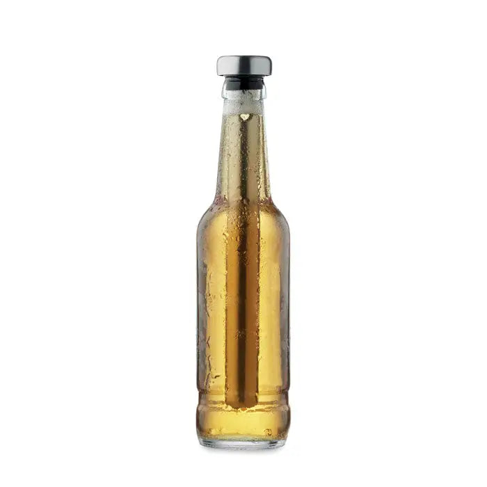Sticlă clară de bere cu capac argintiu și lichid auriu cu picături, chiller stick deschizător de sticle