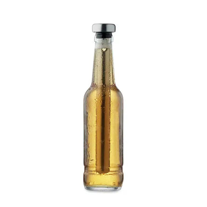 Sticlă clară de bere cu capac argintiu și lichid auriu cu picături, chiller stick deschizător de sticle