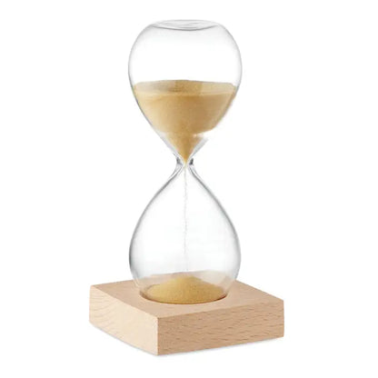 Clepsidră de nisip de 5 minute cu sticlă transparentă și nisip auriu pe suport din lemn deschis la culoare