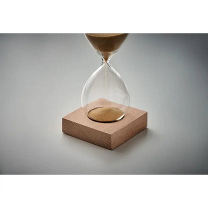 Clepsidra de nisip de 5 minute cu nisip auriu intr-un suport de lemn patrat si sticla transparenta clara