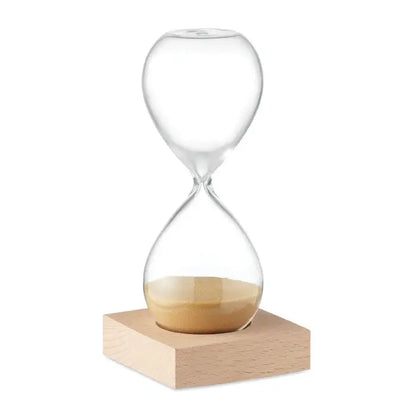 Clepsidra de nisip de 5 minute cu sticla transparenta si nisip auriu asezata pe suport de lemn deschis