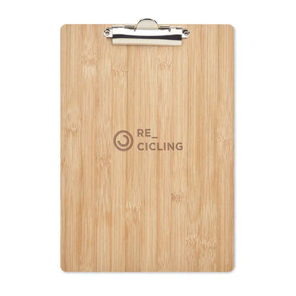 Clipboard a4 din bambus ușor maro cu clemă metalică argintie și logo re_cicling gravat pe suprafață