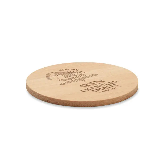 Coaster rotund din bambus maro deschis cu logo gravat laser pentru gin chandler spirits