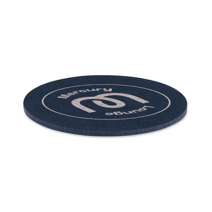Coaster rotund din fetru rpet albastru inchis cu logo silver mercury lounge în centru
