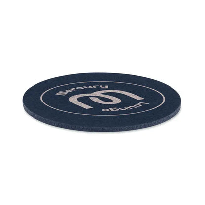 Coaster rotund din fetru rpet albastru inchis cu logo silver mercury lounge în centru