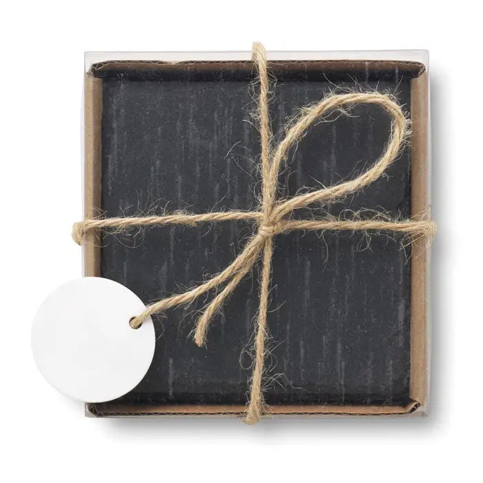 Coasters de ardezie cu fund eva negri texturati ambalati intr-o cutie de carton legata cu sfoara rustica