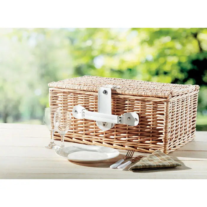 Cos de picnic din rachita pentru 2 persoane cu maner alb din piele si inchizatoare metalica robusta