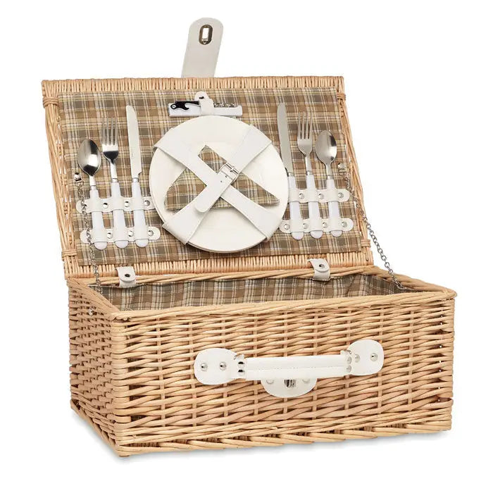 Cos de picnic din rachita beige cu manere albe din plastic, tacamuri si farfurie rotunda pentru 2 persoane