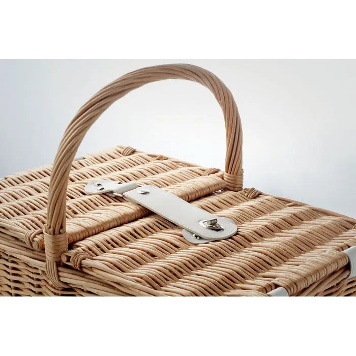 Cos de picnic din rachita natural woven cu maner curbat si inchizatoare metalica argintie pentru 4 persoane