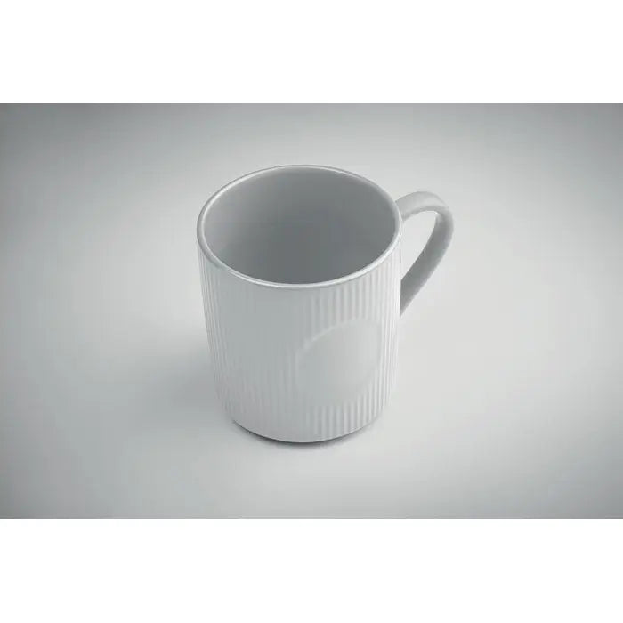 Covoraș de cană din ceramică albă cu nervuri verticale și emblemă circulară subtilă capacitate 340 ml
