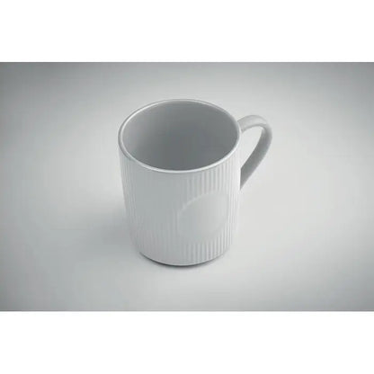 Covoraș de cană din ceramică albă cu nervuri verticale și emblemă circulară subtilă capacitate 340 ml
