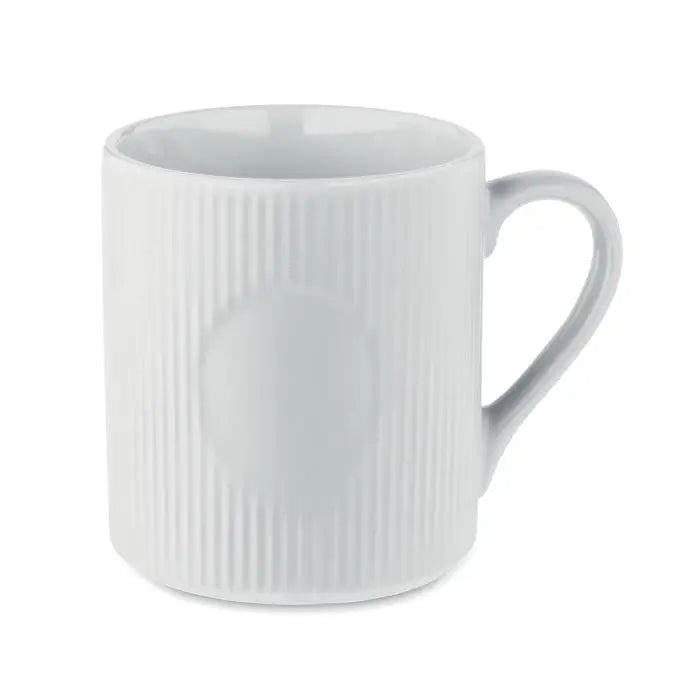 Cana de ceramica alba cu nervuri verticale si maner rotund pentru ceai sau cafea 340 ml