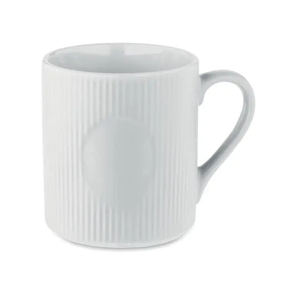 Cana de ceramica alba cu nervuri verticale si maner rotund pentru ceai sau cafea 340 ml