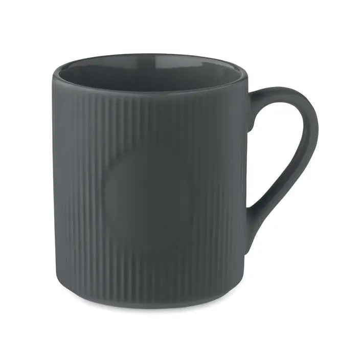 Cana ceramica gri inchis cu textura nervurata vertical si maner rotund, capacitate 340 ml pentru ceai sau cafea