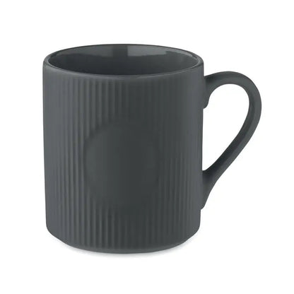 Cana ceramica gri inchis cu textura nervurata vertical si maner rotund, capacitate 340 ml pentru ceai sau cafea