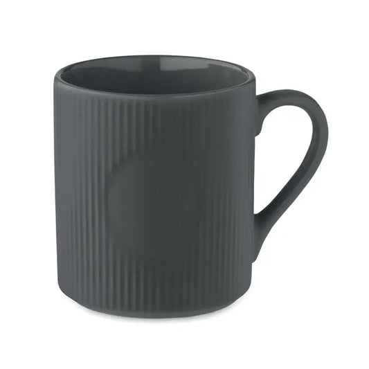 Cana ceramica gri inchis cu textura nervurata vertical si maner rotund, capacitate 340 ml pentru ceai sau cafea