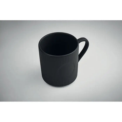 Covoraș de cană din ceramică negru cu textură nervurată vertical și toartă asortată capacitate 340 ml