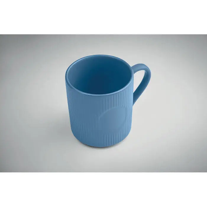 O cana din ceramica albastra solida cu textura nervurata vertical si toarta asortata, capacitate 340 ml