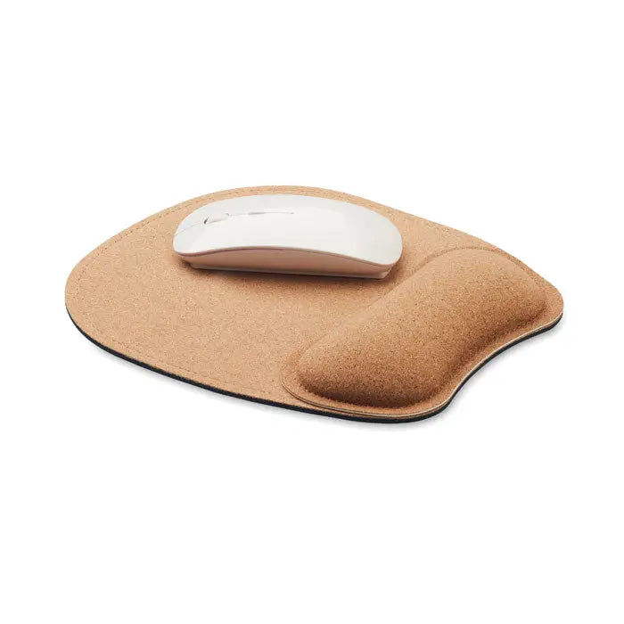 Bej covoraș de mouse ergonomic din plută cu suport pentru încheietură și mouse wireless alb așezat pe el