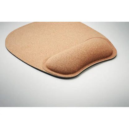 Covoras de mouse ergonomic din pluta bej cu suport integrat pentru incheietura mainii